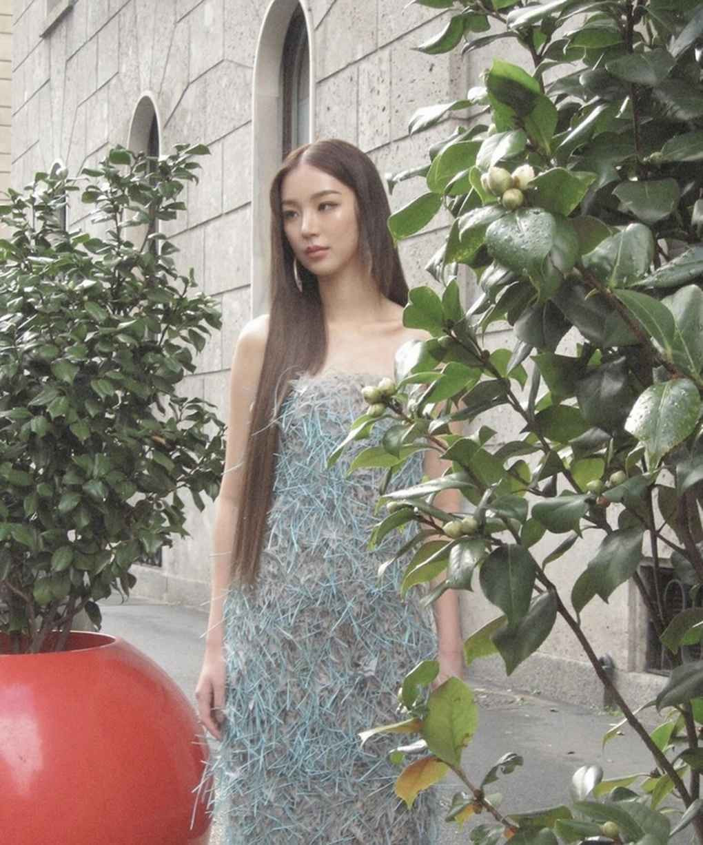 Ngoài khả năng diễn xuất, hot girl Thái Lan gây ấn tượng với visual cuốn hút, cá tính cùng chiều cao khủng lên đến 1m75.