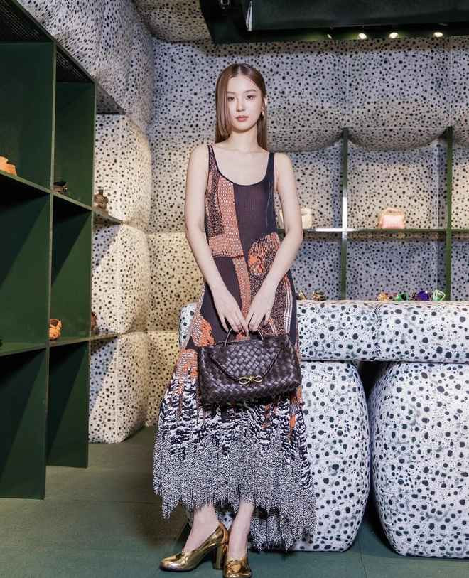 Không sở hữu vẻ đẹp quá đỗi xuất sắc nhưng Thanaerng Kanyawee lại gây ấn tượng cho người nhìn với visual sắc sảo, hút mắt đậm chất high fahsion.
