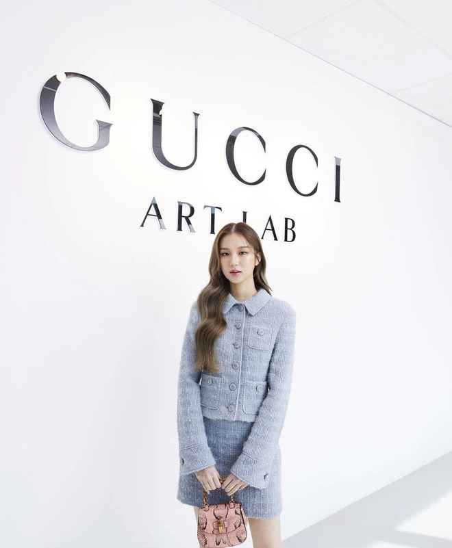 Cô luôn là gương mặt quen thuộc xuất hiện trong các sự kiện cao cấp bởi thần thái cùng khả năng "cân đồ" tốt