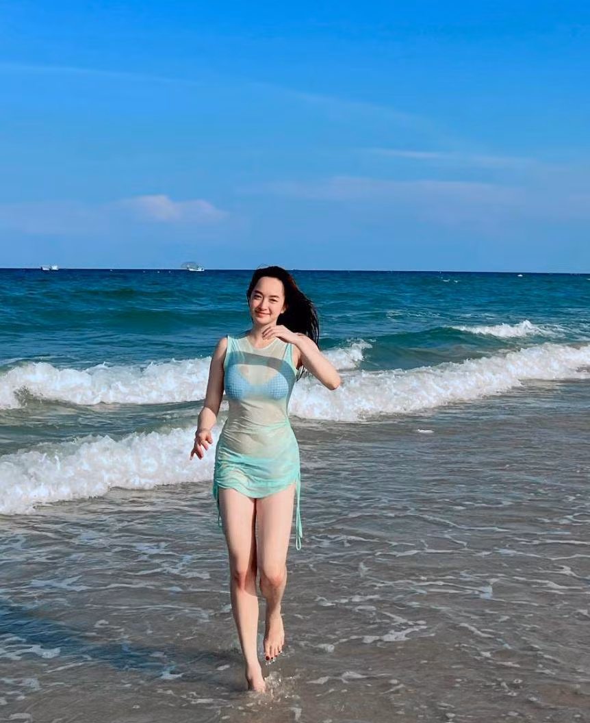 Trên trang cá nhân, thỉnh thoảng nữ diễn viên "Em chưa 18" lại "đốt mắt" khán giả cùng những bộ cánh kiệm vải, khoe trọn đường cong nuột nà.