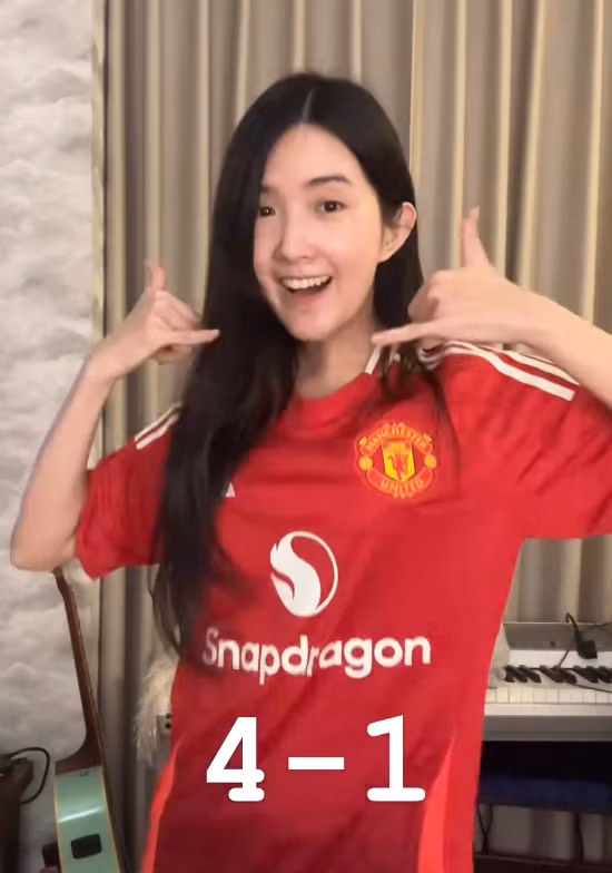 Cụ thể, sau khi Manchester United giành chiến thắng, cô nàng Bizcuitbeer, hot girl, hot streamer nổi tiếng với gần 2,5 triệu lượt theo dõi đã không thể kìm nén được niềm vui sướng của mình.