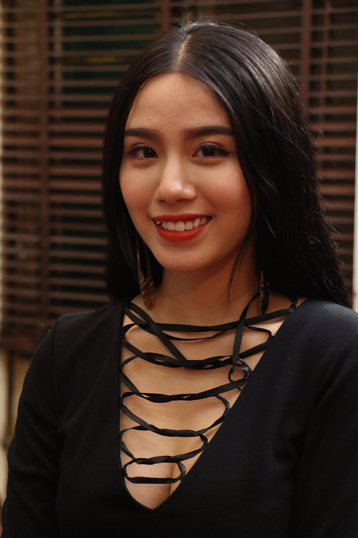 Theo bình luận của dân mạng, nhiều người không hiểu sao tài khoản tick xanh Linh Miu lại dùng từ "chúc mừng" trước sự ra đi của danh hài Chí Tài.