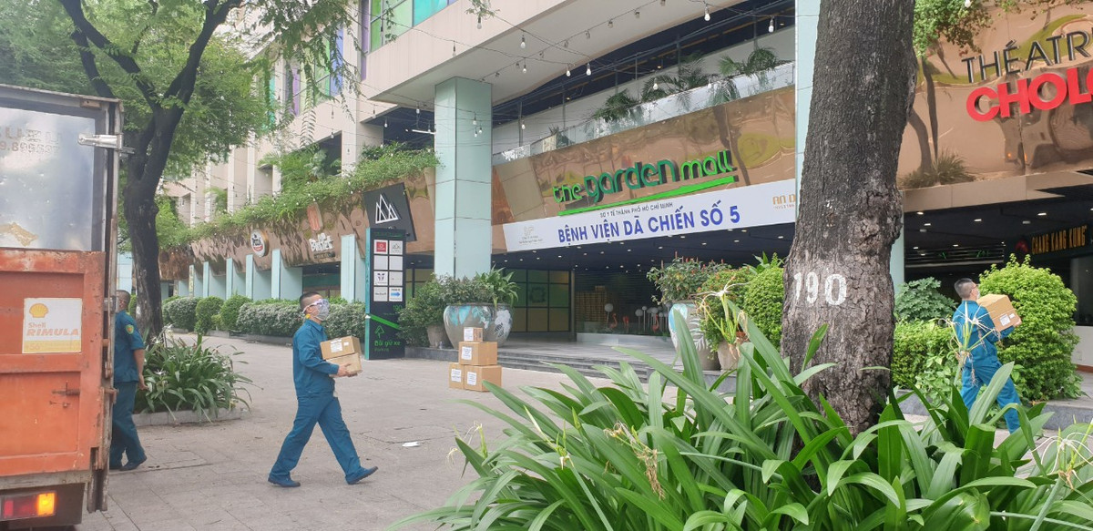 Bao Tri thuc va Cuoc song ung ho vat tu y te, nhu yeu pham cho Benh vien Da chien so 5 TP HCM-Hinh-2