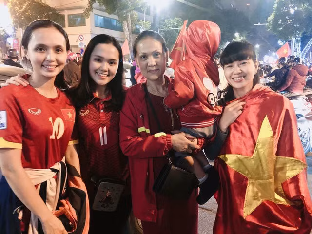 Quỳnh Anh sinh ra trong một gia đình liên quan mật thiết đến bóng đá khi có bố là cựu chủ tịch CLB Sài Gòn FC, anh rể là cựu tuyển thủ đội tuyển Quốc gia - Nguyễn Văn Quyết và hiện tại cô là bà xã của trung vệ đội tuyển Việt Nam - Đỗ Duy Mạnh.