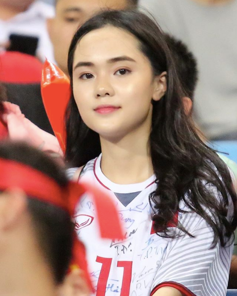 Hình ảnh Quỳnh Anh xuất hiện trên sân bóng khi có đội tuyển Việt Nam hay CLB Hà Nội thi đấu đã quá quen thuộc với NHM bóng đá.
