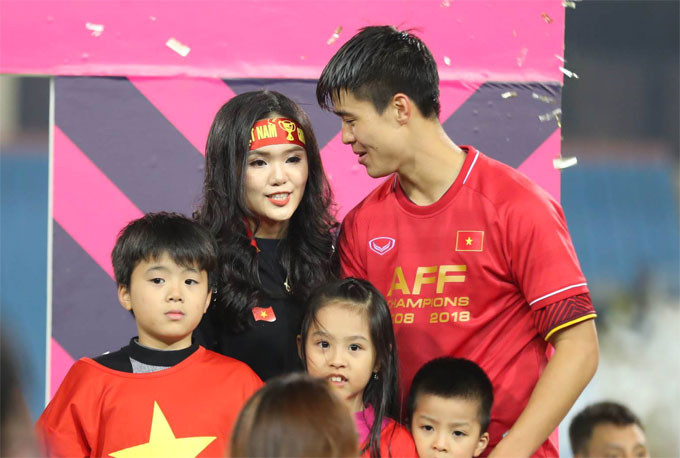 Duy Mạnh và Quỳnh Anh đã có những khoảnh khắc hết sức ngọt ngào khi đội tuyển Việt Nam lên ngôi vô địch AFF Cup 2018.
