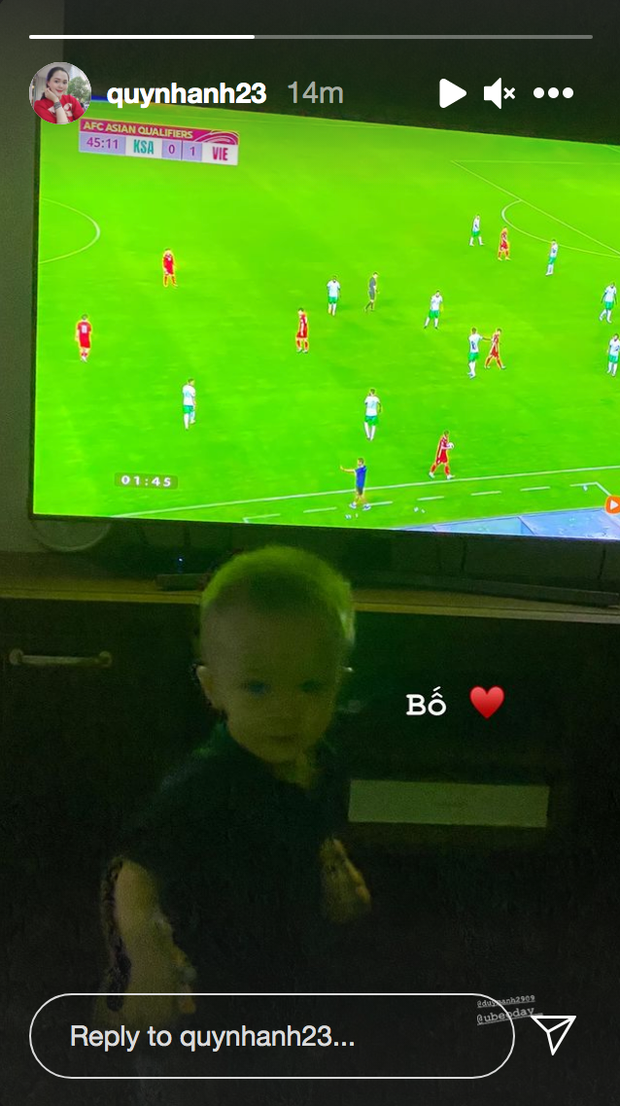 Trên Instagram, "công chúa béo" đăng ảnh con trai đang xem đá bóng cùng caption đơn giản "Bố" kèm trái tim đỏ chót.