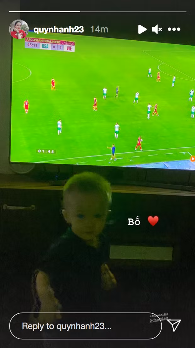 Trên Instagram, "công chúa béo" đăng ảnh con trai đang xem đá bóng cùng caption đơn giản "Bố" kèm trái tim đỏ chót.