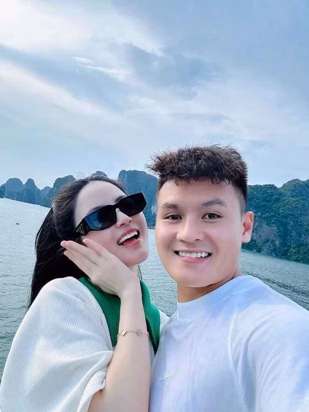 Mới đây cô nàng tung ra loạt ảnh khóa môi ngọt ngào tiền vệ sinh năm 1997 khiến dân mạng đỏ mặt.