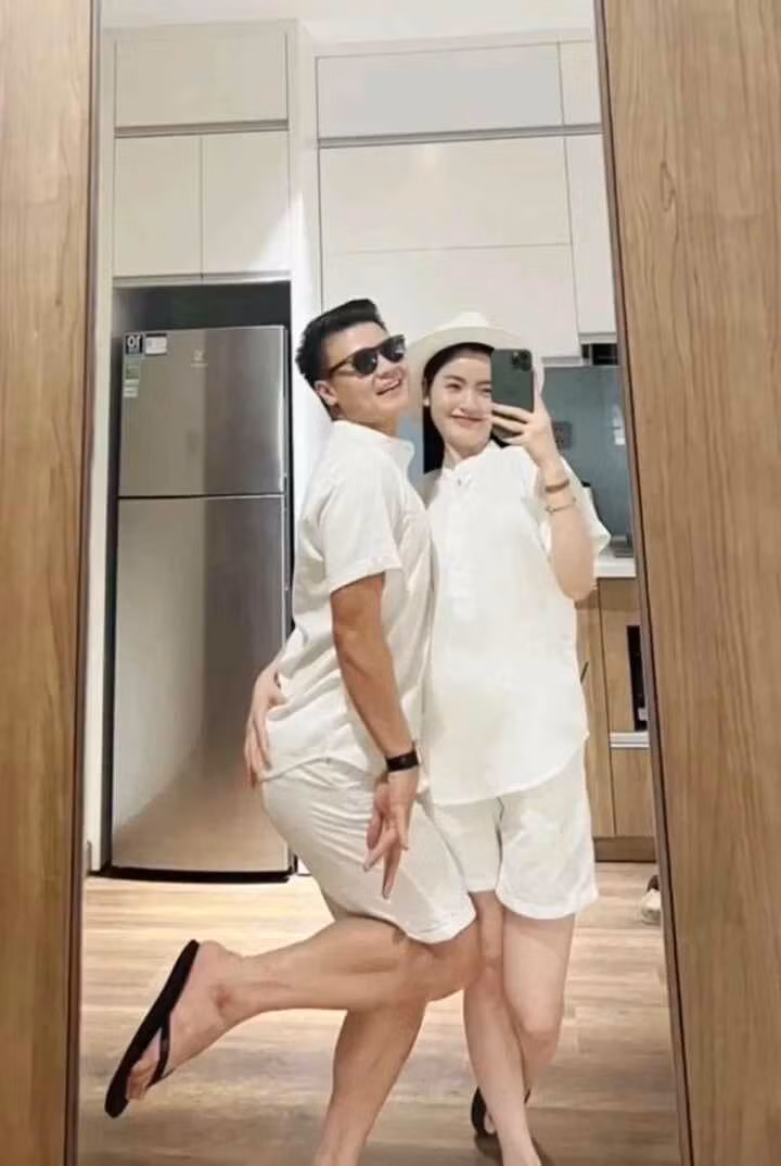 Trước đó, trong những lần đăng ảnh có sự xuất hiện của Quang Hải, Chu Thanh Huyền thường chụp khuyết góc mặt hoặc để icon che đi.