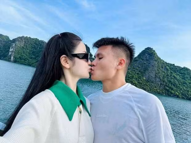 Tiền vệ Nguyễn Quang Hải và nàng WAG Chu Thanh Huyền đã đăng ký kết hôn và chính thức trở thành vợ chồng hợp pháp. Trước đó cặp đôi cũng đã tổ chức lễ dạm ngõ và ăn hỏi, chỉ còn chờ ngày tổ chức lễ cưới.