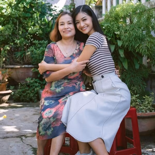 Nội dung của bản cam kết này đề cập đến việc Kiều Loan sẽ chấp hành nghiêm chỉnh khi được sự đồng ý của bố mẹ cho cô sử dụng điện thoại thông minh ở tuổi 17.