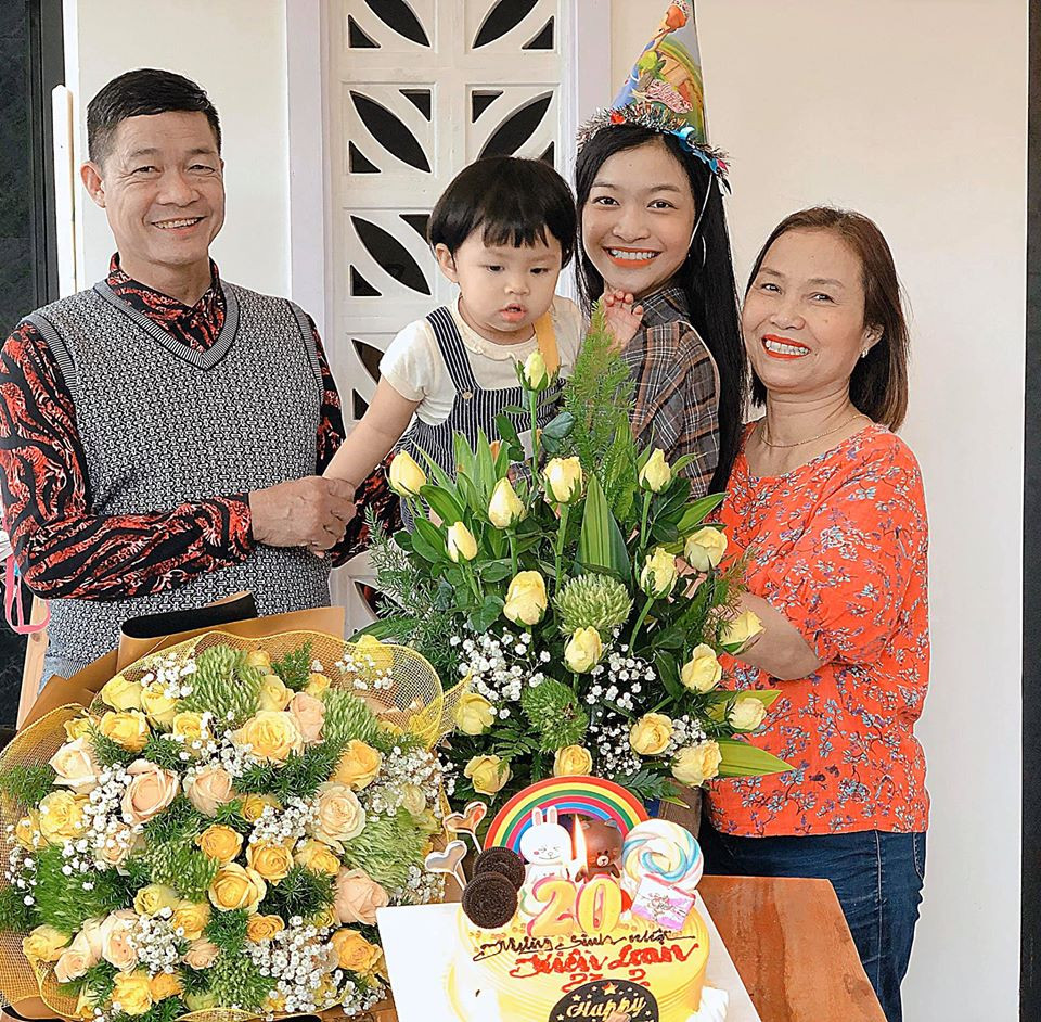 Cụ thể, bản cam kết của Á hậu Kiều Loan có nội dung như sau: "Con viết đơn này để cam kết với bố mẹ một số điều như sau: Khi dùng điện thoại sẽ không sử dụng liên tục vào những việc không chính đáng. Sử dụng với tần số thấp. Không tự nạp thẻ vào điện thoại để dùng mạng...