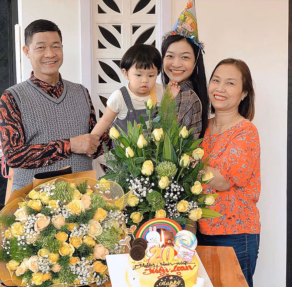 Cụ thể, bản cam kết của Á hậu Kiều Loan có nội dung như sau: "Con viết đơn này để cam kết với bố mẹ một số điều như sau: Khi dùng điện thoại sẽ không sử dụng liên tục vào những việc không chính đáng. Sử dụng với tần số thấp. Không tự nạp thẻ vào điện thoại để dùng mạng...