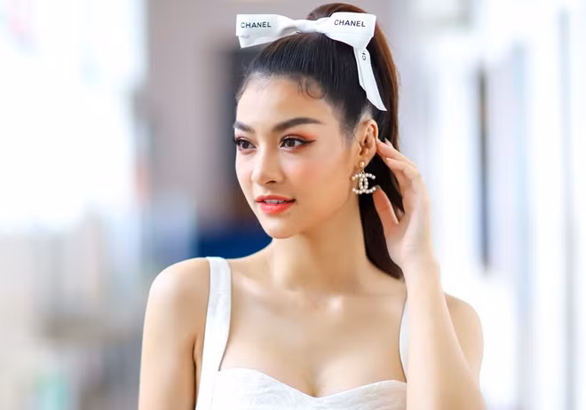 Sẽ để pass (mật khẩu) cho bố mẹ cùng biết. Không để ảnh hưởng đến việc học tập. Không đem điện thoại ra để khoe với bạn bè... và những điều tương tự". Cô nàng Á hậu viết trong bản cam kết sử dụng điện thoại với bố mẹ năm 17 tuổi.