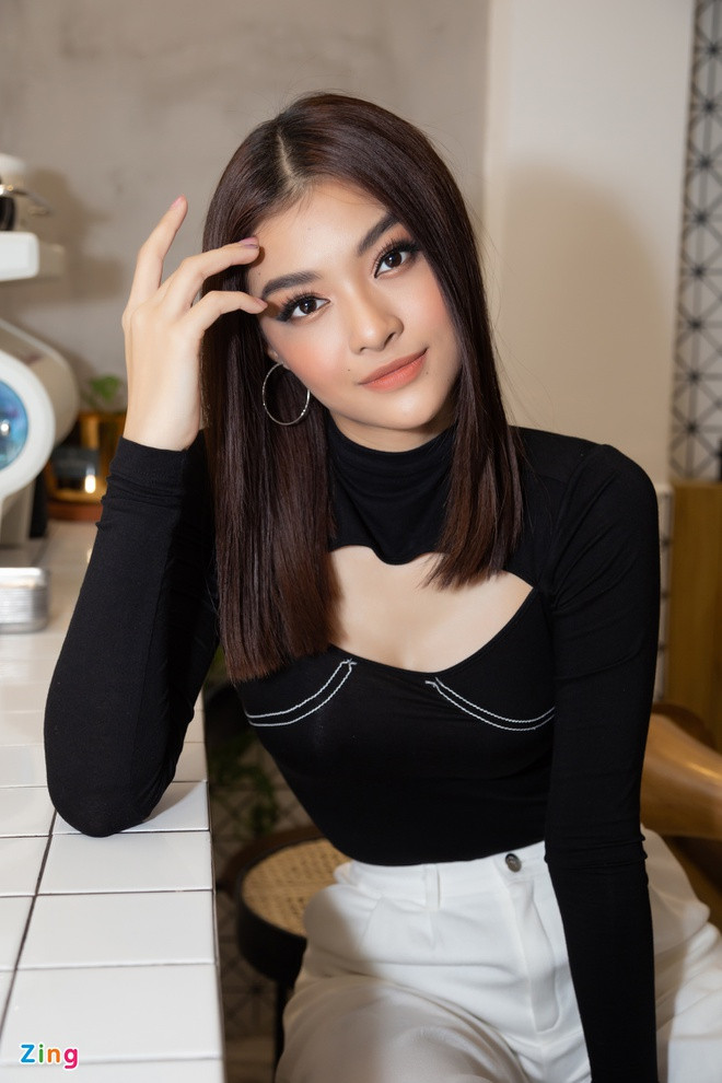 Lục lại quá khứ, Kiều Loan còn có thành tích học tập ấn tượng khi suốt nhiều năm liền giữ vững danh hiệu học sinh giỏi. Cô cũng từng đạt giải khuyến khích học sinh tài năng cấp tỉnh, giải khuyến khích hùng biện tiếng Anh cấp tỉnh. Vào năm lớp 12, người đẹp được kết nạp Đảng viên do có thành tích học tập, rèn luyện đạo đức tốt.