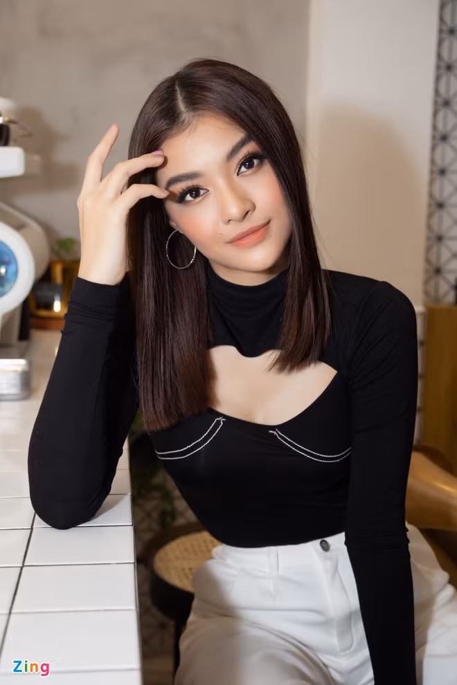 Lục lại quá khứ, Kiều Loan còn có thành tích học tập ấn tượng khi suốt nhiều năm liền giữ vững danh hiệu học sinh giỏi. Cô cũng từng đạt giải khuyến khích học sinh tài năng cấp tỉnh, giải khuyến khích hùng biện tiếng Anh cấp tỉnh. Vào năm lớp 12, người đẹp được kết nạp Đảng viên do có thành tích học tập, rèn luyện đạo đức tốt.