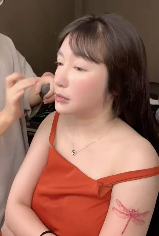 Việc ăn mặn và uống nhiều nước được Elly Trần cho là 2 yếu tố khiến vẻ ngoài của cô mũm mĩm khác thường. Ngoài ra, người đẹp bày tỏ nếu xuất hiện vào buổi sáng, gương mặt cô sẽ bị sưng phồng.