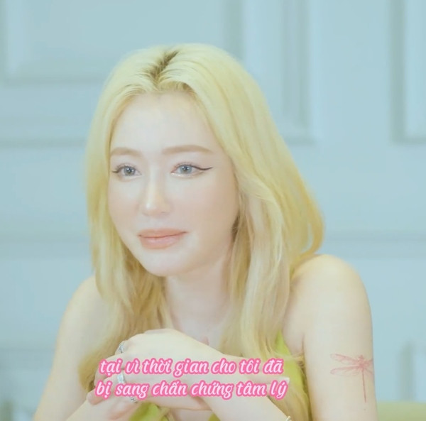 "Ở trên mạng có một số cái hình tôi nhìn ú ù u như là chị gái của Doraemon. Ghê thật sự. Giờ nghĩ lại còn thấy ám ảnh đó. Tôi đúng là có lên cân trong khoảng thời gian đó thiệt. Mùa dịch ở nhà đi order đồ ăn, nên quên luôn việc giảm cân", Elly Trần bày tỏ.