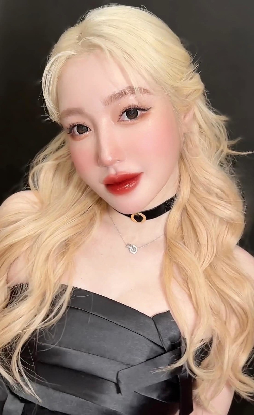 Với làn da trắng hồng và đam mê kiểu trang điểm trong trẻo, Elly Trần được khen ngợi phù hợp.