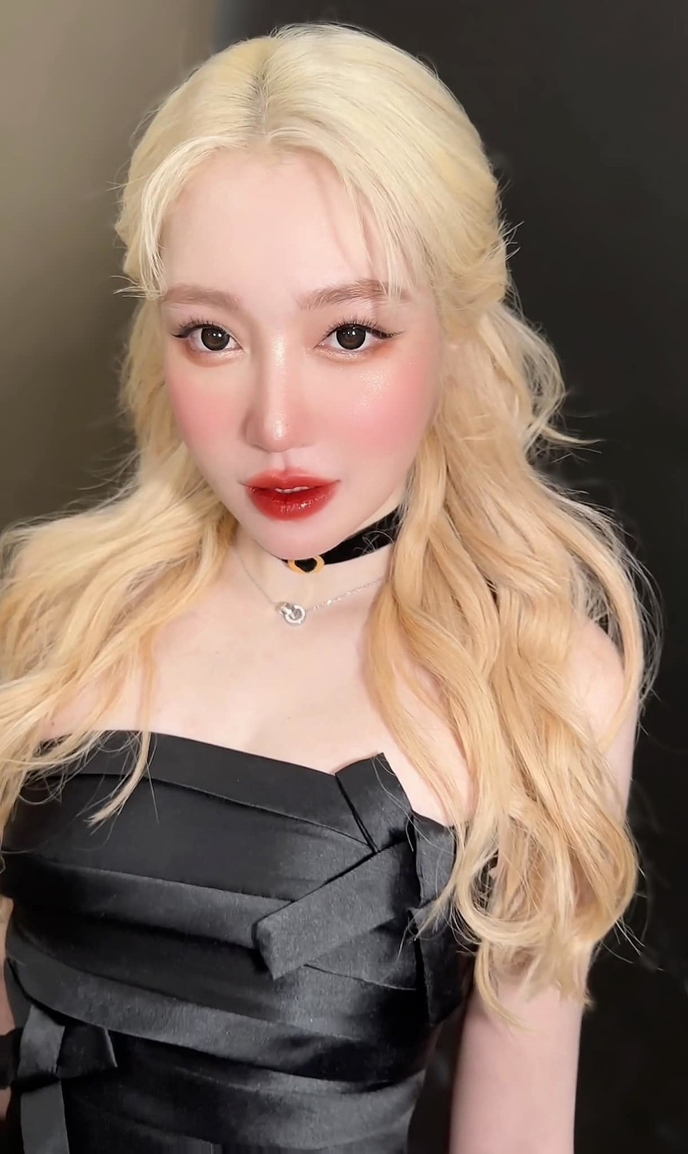 Theo đó, không còn bị soi "mặt bánh bao" hay body kém thon, hot girl ngực khủng sắc sảo và trẻ trung hơn rất nhiều. Tuổi thực đã bước qua 35 nhưng fan nhận xét trông cô như mới đôi mươi, đặc biệt là sau khi theo đuổi màu tóc sáng.