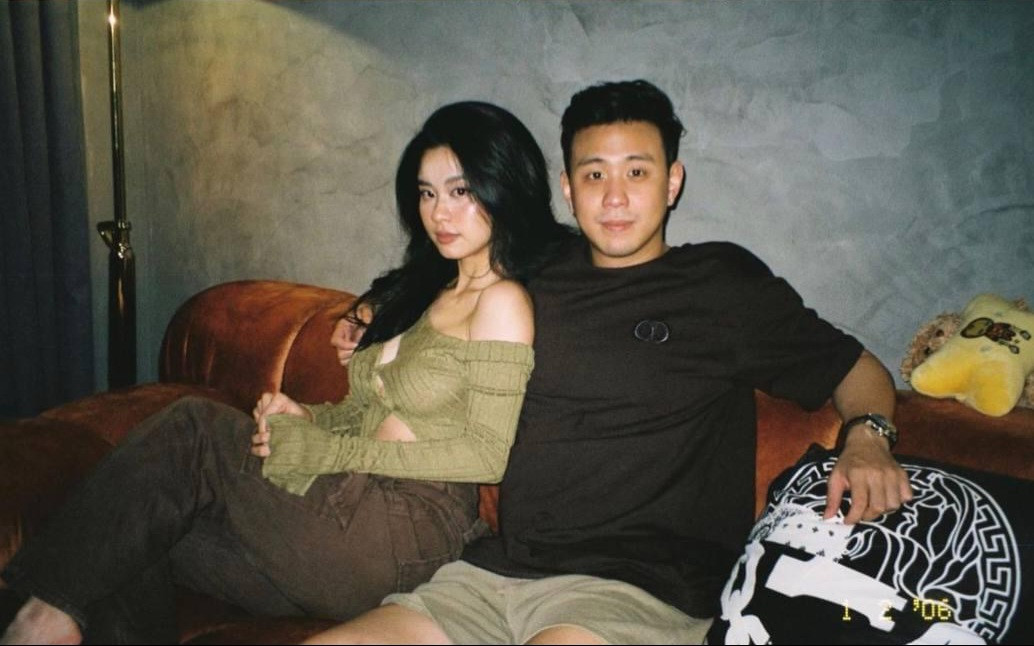 Theo đó, nhiều người từng đồn đoán cả 2 chia tay sau khi Hàn Hằng để lộ những hình ảnh nhạy cảm về em gái Huyme. Nhưng ngay sau đó, “hot girl tạp hoá” và bạn trai đã tung nhiều hình ảnh bên nhau 2 năm vô cùng hạnh phúc.