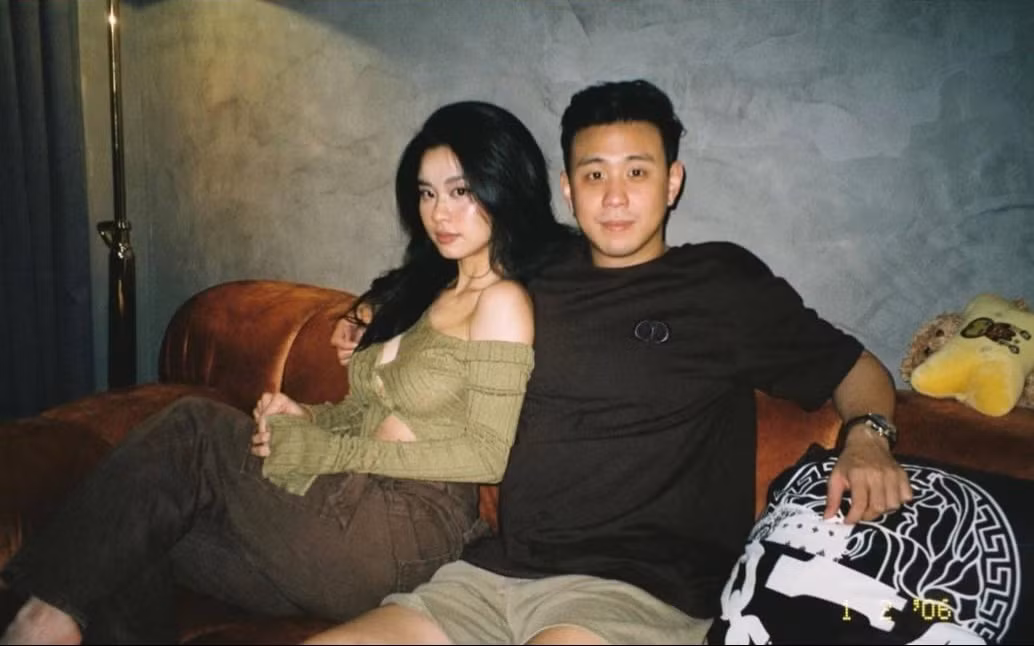 Theo đó, nhiều người từng đồn đoán cả 2 chia tay sau khi Hàn Hằng để lộ những hình ảnh nhạy cảm về em gái Huyme. Nhưng ngay sau đó, “hot girl tạp hoá” và bạn trai đã tung nhiều hình ảnh bên nhau 2 năm vô cùng hạnh phúc.