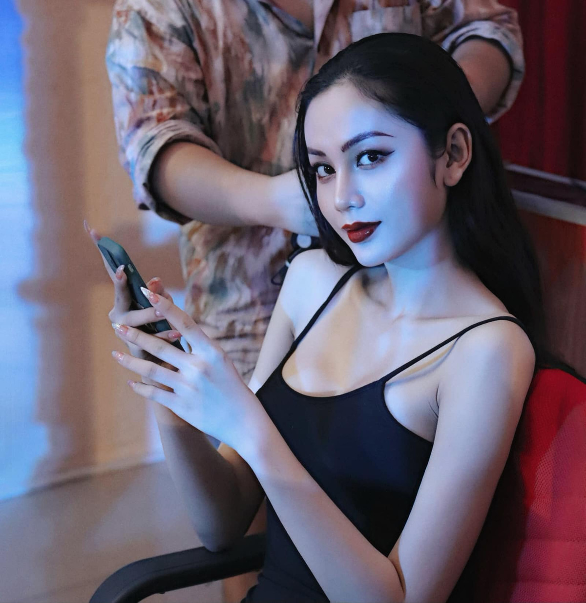 Tất nhiên so sánh kỹ hình ảnh studio chụp và chỉnh sửa chỉn chu, Mỹ Kỳ vẫn có sự khác biệt, chẳng hạn như làn da của thí sinh Hoa hậu chuyển giới Việt Nam 2020 có phần không sáng bằng trên ảnh.