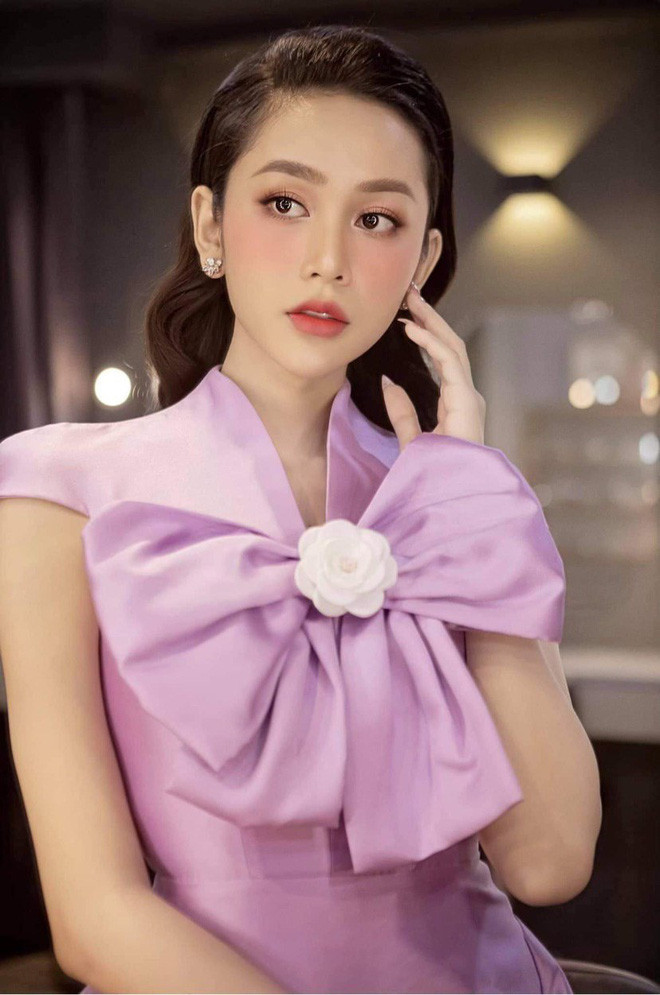 Công khai chuyển giới vào cuối năm 2019, đến hiện tại Lương Mỹ Kỳ đã sở hữu khuôn mặt vô cùng nữ tính và body siêu nóng bỏng.