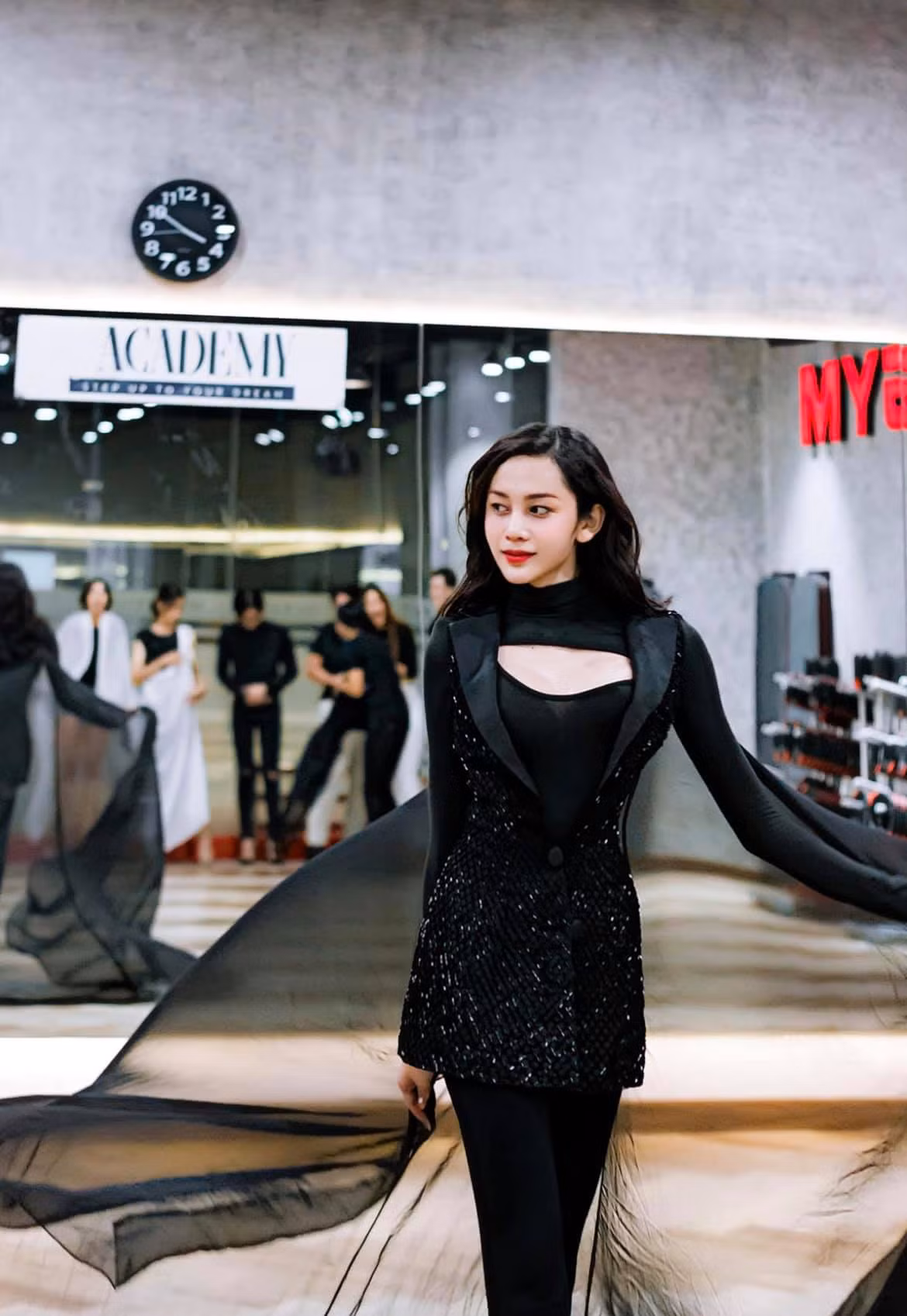 Nhan sắc của Lương Mỹ Kỳ ngoài đời nhận được nhiều lời khen.