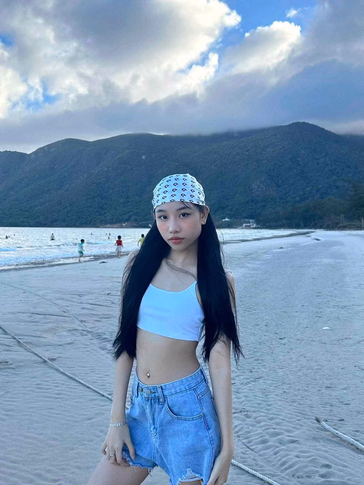 Tuy nhiên sau khi tập 1 kết thúc, Shayda vẫn trở thành cái tên được nhiều người tìm kiếm, lọt top từ khóa phổ biến trên Facebook. Nhiều người truy lùng danh tính cô nàng bởi khi xuất hiện trên chương trình có diện mạo cực xinh đẹp, cá tính và cuốn hút.