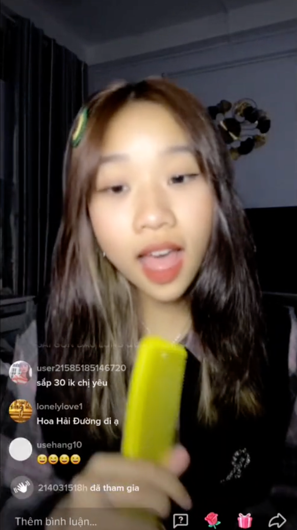 Cách đây hơn 2 năm, hình ảnh cô gái cầm một chiếc lược vàng để hát gây bão mạng. Nữ Tiktoker này sau đó được xác định là Vũ Đàm Thùy Dung (SN 2004 - biệt danh khi ấy là Yung).