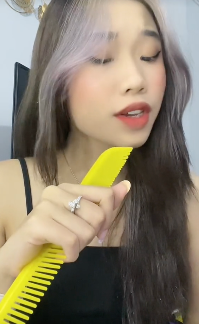 Thùy Dung thường xuyên thể hiện các ca khúc cover và đăng tải trên kênh cá nhân. Điều này cũng trở thành dấu ấn đặc trưng của cô nàng thời điểm đó, cùng với giọng hát của mình.