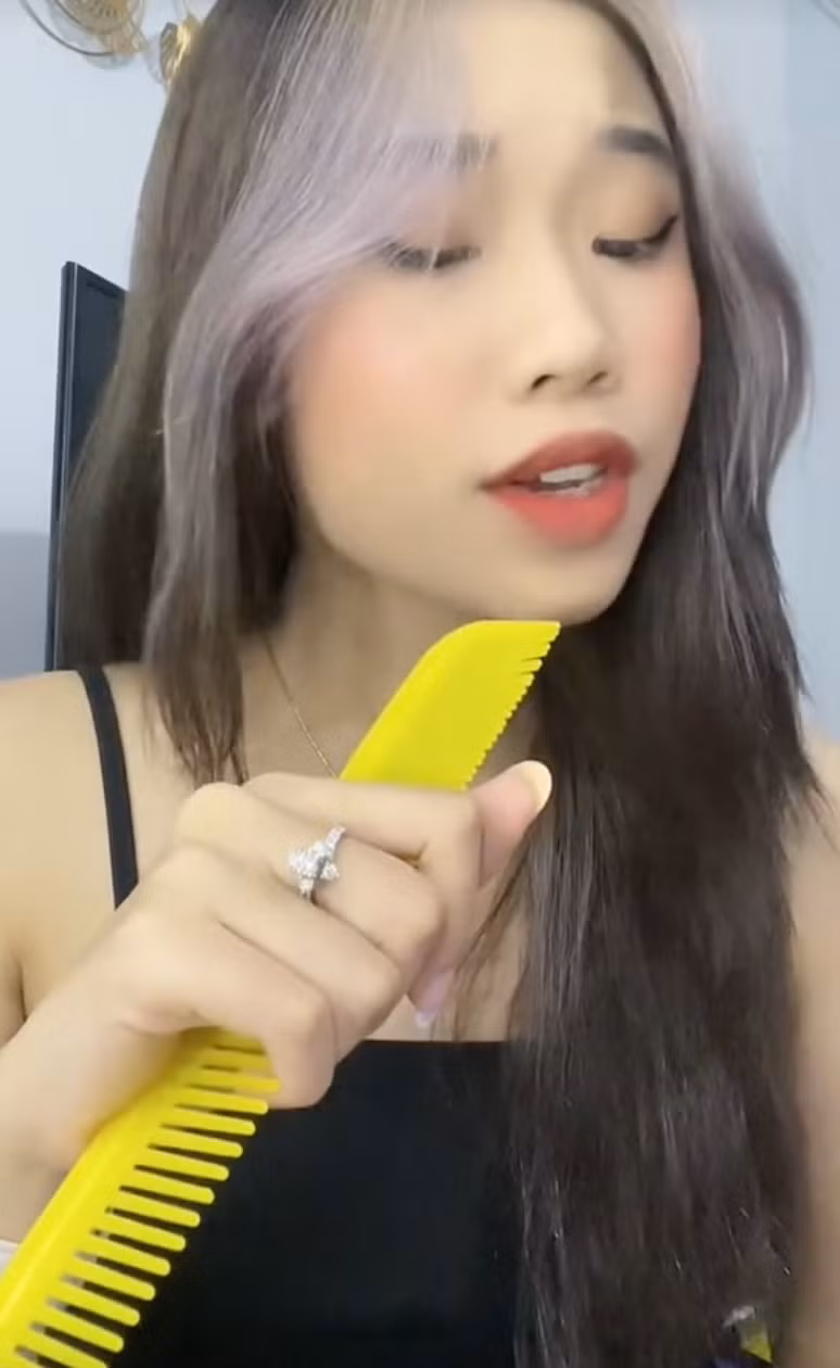 Thùy Dung thường xuyên thể hiện các ca khúc cover và đăng tải trên kênh cá nhân. Điều này cũng trở thành dấu ấn đặc trưng của cô nàng thời điểm đó, cùng với giọng hát của mình.