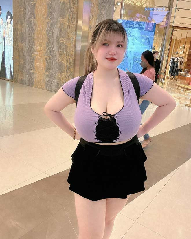 Nổi tiếng trên mạng xã hội, Thu Trang gặp nhiều thị phi. Khi lên tiếng chia sẻ về những nỗi khổ khi sở hữu vòng 1 “khủng”, cô gái gốc Hải Dương từng bị cho là cố tình khoe thân, nhận về vô số chỉ trích.