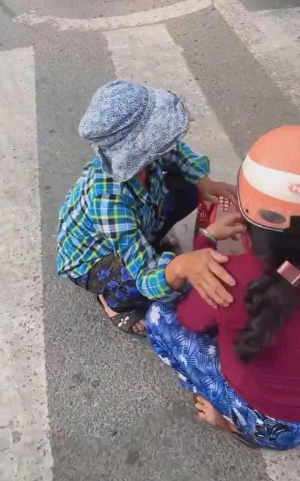 Chẳng rõ bao lâu rồi 2 người phụ nữ trong bức ảnh hay họ có chuyên gì mà phải ngồi giữa đường để buôn chuyện, nhưng hành động này chắc chắn gây cản trở giao thông.