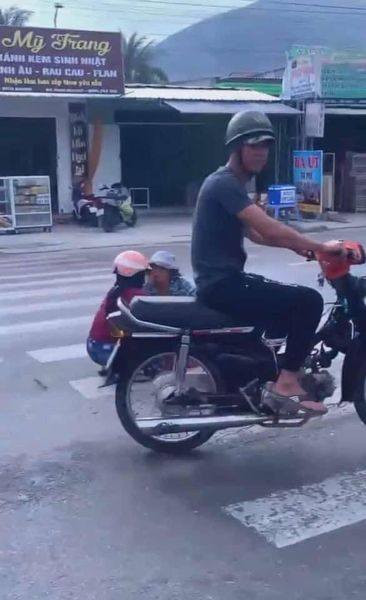 Mới đây, hình ảnh 2 người phụ nữ gặp nhau và điều đáng nói là họ ngang nhiên ngồi giữa đường buôn chuyện mặc cho dòng xe cộ qua lại được dân mạng lan truyền khắp cõi mạng.