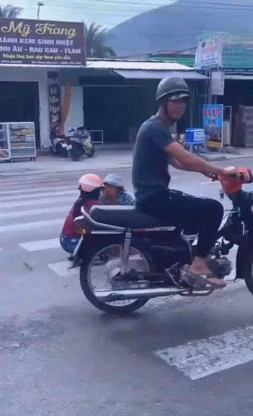 Mới đây, hình ảnh 2 người phụ nữ gặp nhau và điều đáng nói là họ ngang nhiên ngồi giữa đường buôn chuyện mặc cho dòng xe cộ qua lại được dân mạng lan truyền khắp cõi mạng.