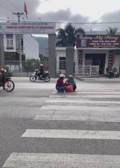 Câu chuyện về những pha ngồi buôn chuyện giữa đường gây ảnh hưởng tới mọi người trở thành chủ đề bàn tán xôn xao từ lâu trên MXH.