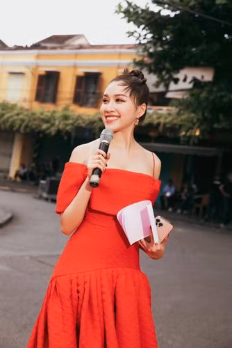 “Việc viết tắt tên hoa hậu bị phát hiện bán dâm khiến người ngoài cuộc bị vô tình hiểu lầm. May mắn lúc đó Huyền cũng đang đi dẫn chương trình. Đây cũng là lần thứ hai Huyền bị vướng vào tin đồn không đúng sự thật. Thêm vào đó, do mình đánh giá tác động của tin đồn gây ảnh hưởng lớn hay không mà có những biện pháp xử lý phù hợp”, đại diện của nữ MC nói rõ thêm.