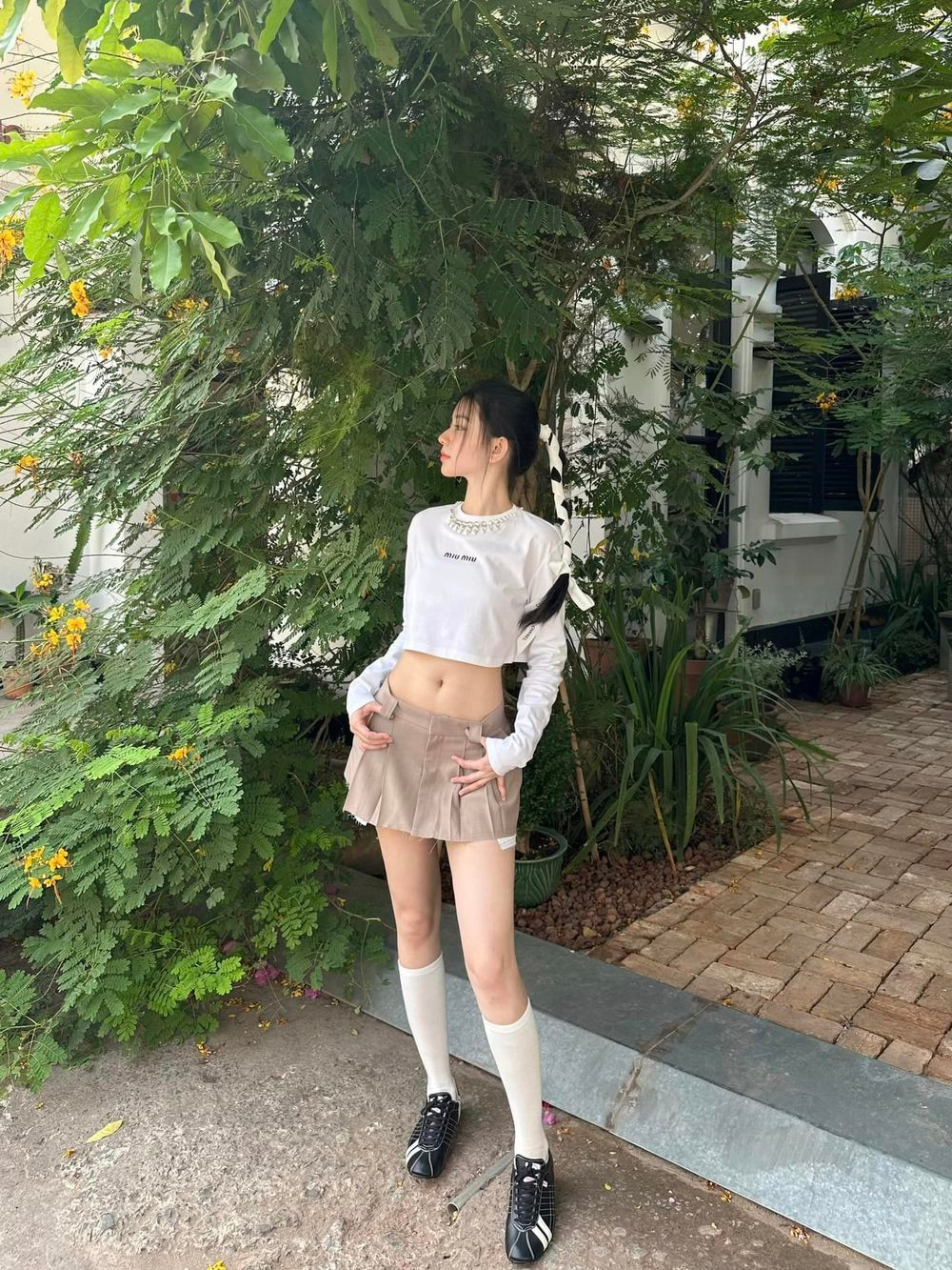 Bên cạnh gương mặt xinh đẹp, Bâu Krysie còn gây chú ý bởi vóc dáng thon gọn và gu thời trang cá tính. Cô nàng cao 1m70, mặc dù đây không phải chiều cao quá ấn tượng so với mặt bằng chung của làng mẫu.