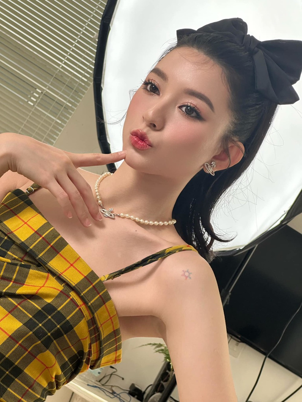 Hiện tại, Bâu Krysie là người mẫu ảnh và influencer nổi tiếng trên mạng xã hội. Thời gian gần đây, cô nàng gây chú ý khi tham gia một chương trình truyền hình thực tế về người mẫu và được đánh giá là ứng cử viên sáng giá cho ngôi vị Quán quân.