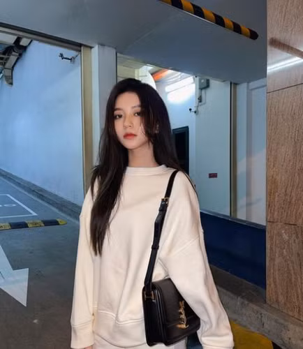 Bâu Krysie có thể xem là một tấm gương sáng về việc chăm sóc sức khỏe và giữ dáng. Cô nàng đã truyền cảm hứng cho rất nhiều người, đặc biệt là các bạn trẻ.