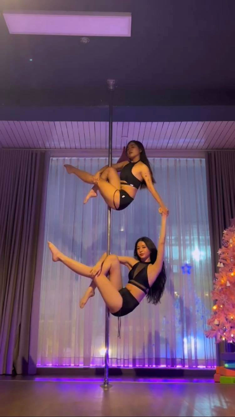 Theo đó, nàng hot girl Sài thành thường ăn thực phẩm tốt cho sức khỏe hoặc ăn chay. Người đẹp còn chăm chỉ uống nước ép củ quả trong những ngày bận rộn chạy show chụp hình thời trang hay quay TVC để giữ dáng.