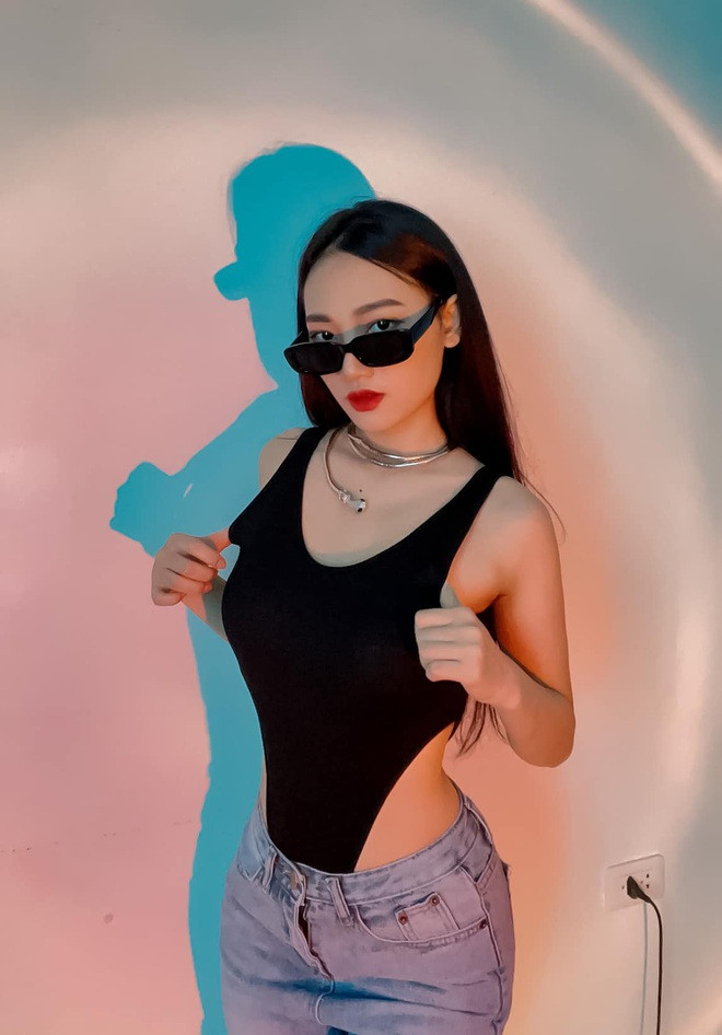 Dạ Thảo lựa chọn cho mình phong cách quyến rũ một phần theo sở thích, phần nữa để thể hiện màu sắc cá tính của riêng mình.