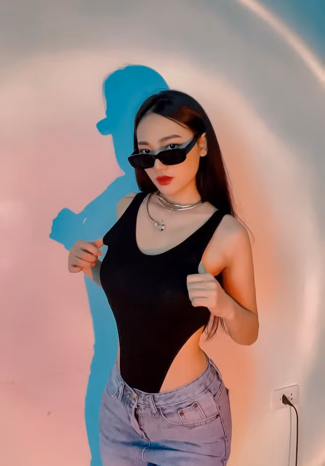 Dạ Thảo lựa chọn cho mình phong cách quyến rũ một phần theo sở thích, phần nữa để thể hiện màu sắc cá tính của riêng mình.