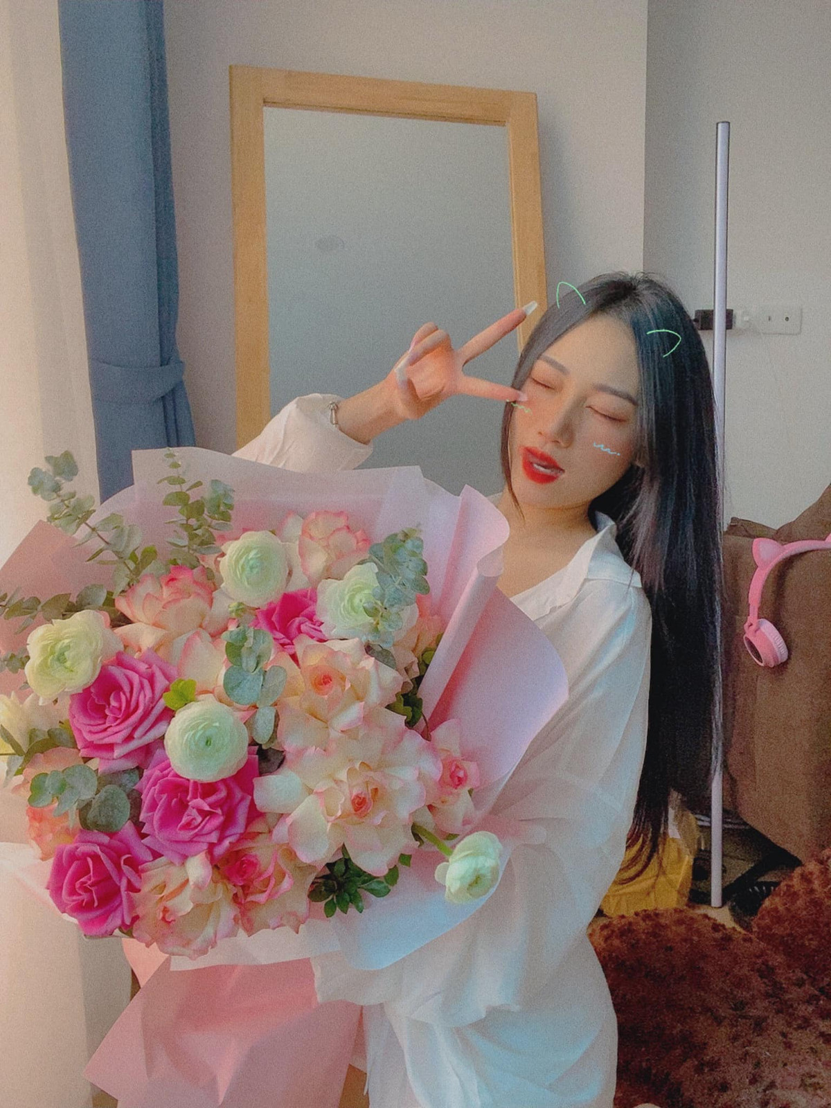 Nhưng để có được mức thu nhập đó mình cũng phải đánh đổi khá nhiều. Đó là đánh đổi về mặt thời gian cho bản thân, cho người thân, nỗ lực để vượt qua khó khăn, thử thách. Mình nghĩ, khi đã lựa chọn điều gì đó thì hãy kiên trì với con đường đang đi, bởi không có thành công nào đạt được dễ dàng. Thế nên, mình trân trọng những thành quả hiện tại và không ngừng cố gắng nhiều hơn cho tương lai". Gái xinh Quảng Ninh chia sẻ thêm.