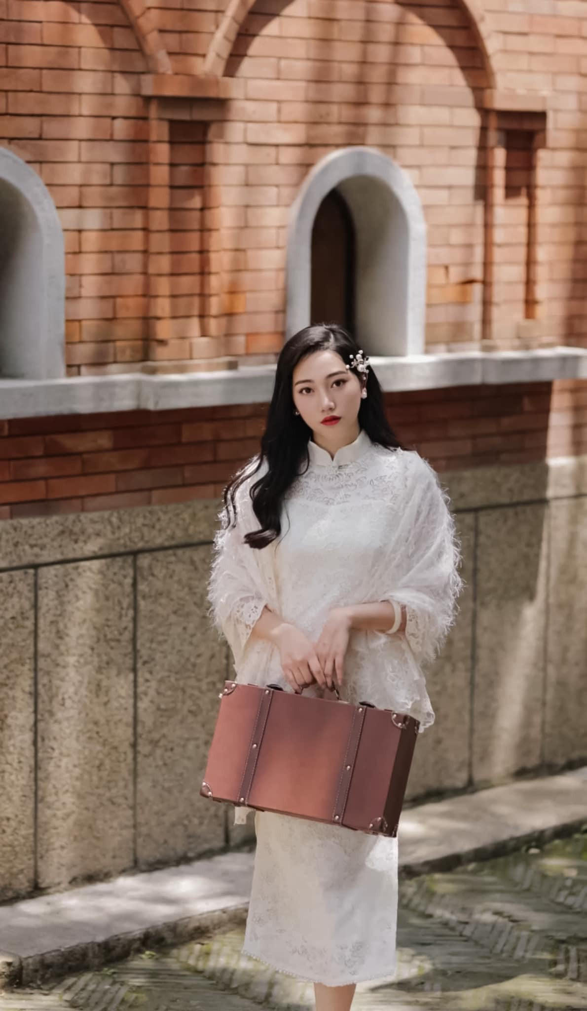 Việc theo đuổi cách ăn mặc gợi cảm đôi khi cũng khiến hot girl 9x gặp phải những lời gạ gẫm phiền phức.