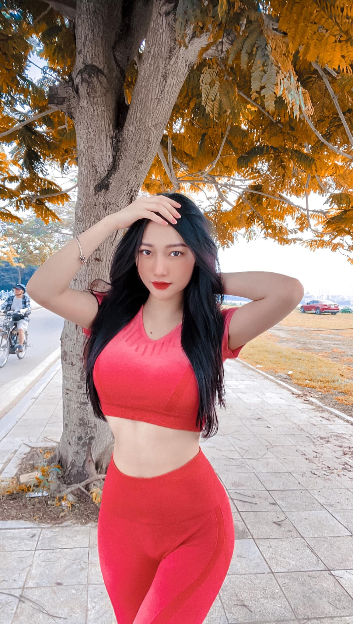 Về thu nhập từ nhiều công việc, Dạ Thảo khiêm tốn: "Hiện tại số tiền mình kiếm được mỗi tháng rơi vào 8 con số, mình xin phép không tiết lộ con số cụ thể. Mình cảm thấy hãnh diện vì có thể tự lập tài chính, mua món đồ yêu thích, và giúp đỡ gia đình...