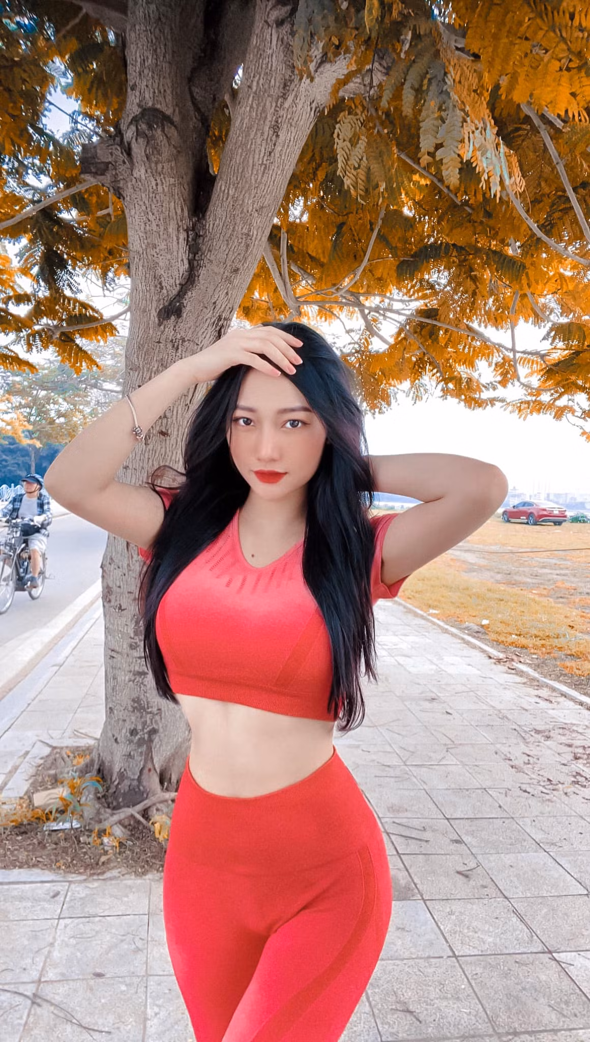 Về thu nhập từ nhiều công việc, Dạ Thảo khiêm tốn: "Hiện tại số tiền mình kiếm được mỗi tháng rơi vào 8 con số, mình xin phép không tiết lộ con số cụ thể. Mình cảm thấy hãnh diện vì có thể tự lập tài chính, mua món đồ yêu thích, và giúp đỡ gia đình...